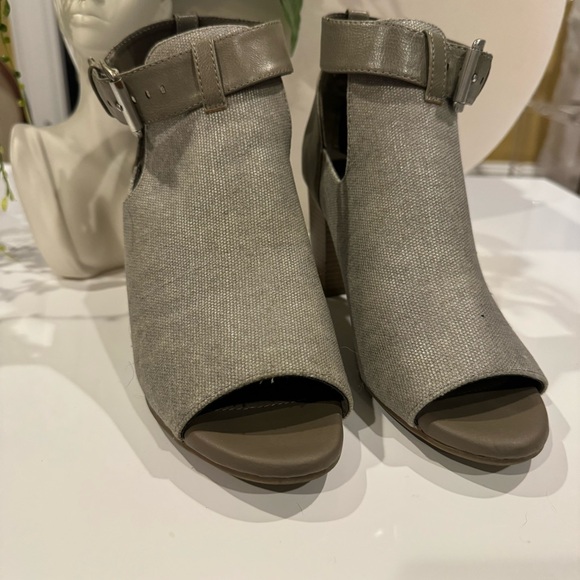 SoleSensitivity Sz 7 Sexy comfy heels, peep toe booties Stretch taupe material - Picture 2 of 4